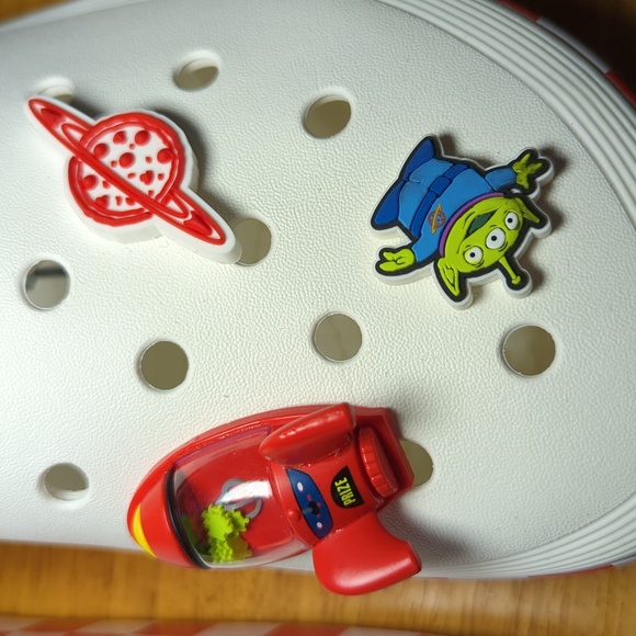 Toy Story x Crocs Off-Court Clog "Pizza Planet" in White Red Women's 10 Men's 8 - Picture 6 of 9